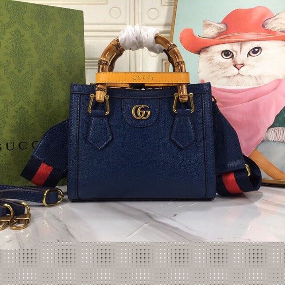 G*u*i shopping bags